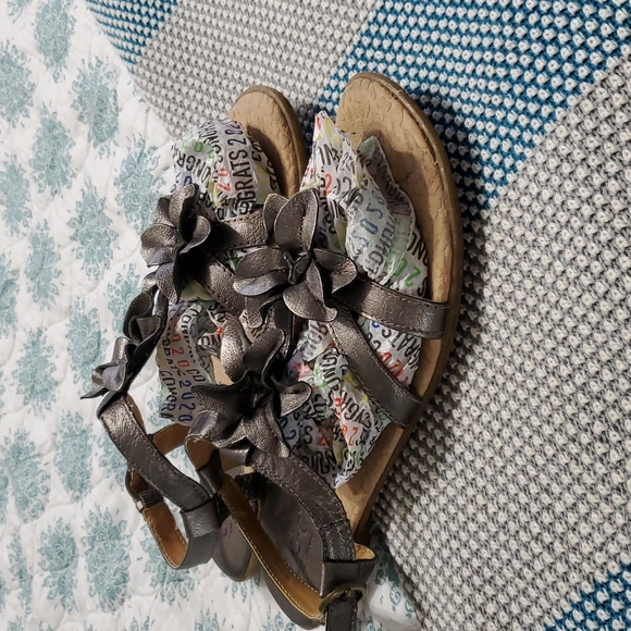 Metallic flat sandals - Picture 2 of 6